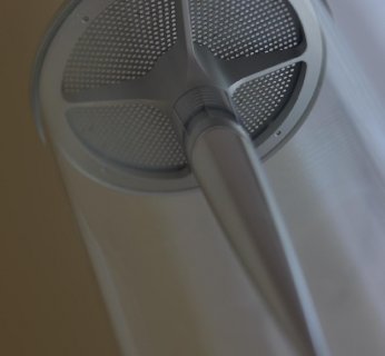 Smukła kolumna ze skóry i szkła emitująca dźwięk we wszystkich kierunkach