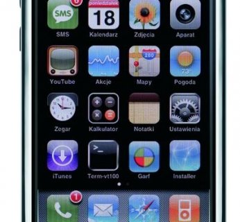 Wystarczy podłączyć iPhone'a do peceta lub maca, uruchomić pobrany z Internetu program odblokowujący, włożyć kartę SIM polskiego operatora komórkowego i... gotowe!