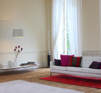 Smukła kolumna ze skóry i szkła emitująca dźwięk we wszystkich kierunkach