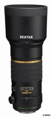 SMC Pentax-DA* 300 mm f/4 ED (IF) SDM to jedna z nowszych konstrukcji optycznych tej firmy. Wyposażono go w silnik ultradźwiękowy (u Pentaksa oznaczany jako SDM – Silent Drive Motor), dzięki czemu ostrość ustawiana jest niezwykle szybko i cicho