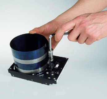 7. Klucz nasadowy do pierścienia tłokowego w samochach daje pewność, że pozycja talerzy nie ulegnie zmianie.