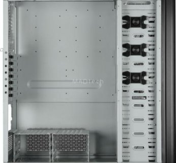 Obudowa pomieści aż 17 napędów optycznych, magnetycznych lub paneli sterujących