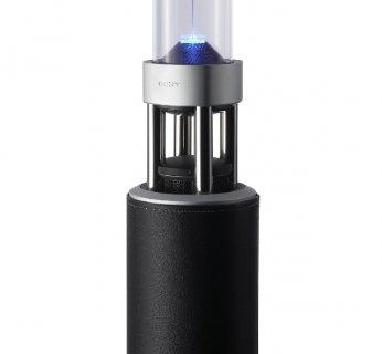 Smukła kolumna ze skóry i szkła emitująca dźwięk we wszystkich kierunkach