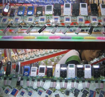 Eksport fałszywek. Klony znanych urządzeń sprzedawane są nie tylko w Chinach. Nawet w Stanach Zjednoczonych często znajdują się na półce sklepowej obok oryginalnych produktów, konkurując z nimi pod względem ceny.