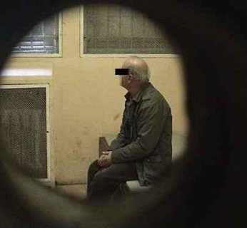 Chwila refleksji. Jeden z zatrzymanych w areszcie. Jest się czym martwić – za posiadanie plików z pornografią dziecięcą grozi nawet do 5 lat.