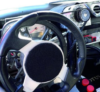 Największym dziwactwem wyścigu był Lotus z kierownicą sterowaną za pomocą paska klinowego.