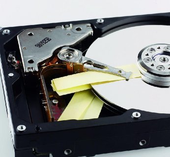 6. Używając kawałków papieru przy wymienianiu głowic, chronisz dysk magnetyczny przed dotknięciem.