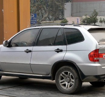 Łudząco podobny. Choć chiński producent twierdził, że jego samochód Shuanghuan CEO pod żadnym względem nie przypomina BMW X5, to sądownie zakazano jego sprzedaży w Niemczech.