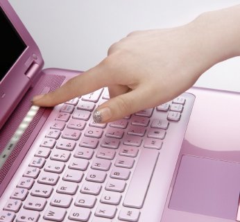 Wszystkim elementom notebooka CS11, od obudowy przez wsporniki na nadgarstki po widoczne powierzchnie wewnętrzne nadano przyciągającą uwagę kolorystykę