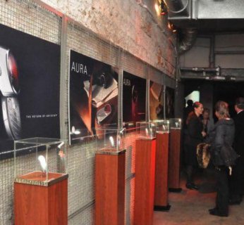 W Warszawie AURA została zaprezentowana w otoczeniu zdjęć Tomka Sikory i poezji Renaty Plagi