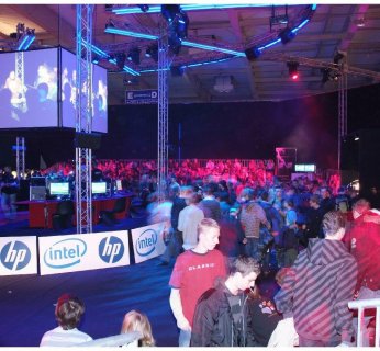 Podczas dwóch dni targowych tysiące fanów gier komputerowych odwiedziło multimedialną Intel Arena