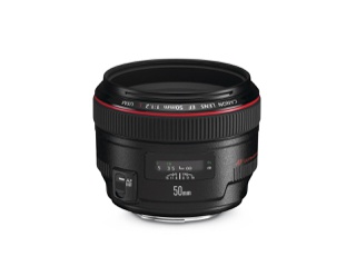 Canon EF 50 mm f/1,2 L USM to wyjątkowo duży i ciężki, ale też wyjątkowo jasny obiektyw standardowy. Co ciekawe, jakiś czas temu Canon sprzedawał również obiektyw 50 mm z serii L o maksymalnym otworze przysłony aż f/1,0 – obecnie dostać można tylko używane egzemplarze.