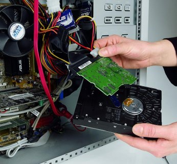 5. Aby ominąć krytyczną procedurę startu dysku, zastąp obwód drukowany w czasie, kiedy napęd jest włączony.