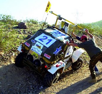 DARPA Challenge 2004 - Udział w zawodach wzięło łącznie 100 uczestników, ale żaden z nich nie minął linii mety. Wszyscy utknęli w piasku.