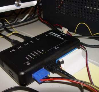 Nośniki z podejrzanymi danymi wymontowuje się z komputera i podłącza do blokera – urządzenia, które nie dopuszcza do zapisania na nich jakichkolwiek danych, co byłoby uznane za manipulację.