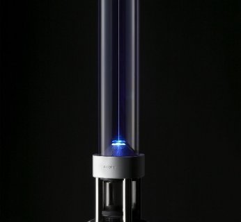 Smukła kolumna ze skóry i szkła emitująca dźwięk we wszystkich kierunkach