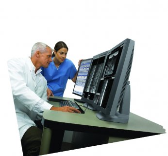 ludzie przed monitorami