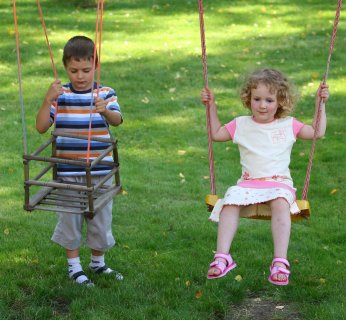 zdjęcie dzieci na huśtawkach