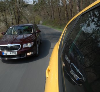 zdjęcie jadących samochdów