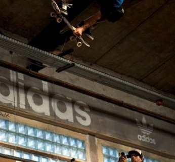 filmowanie skateboardzisty