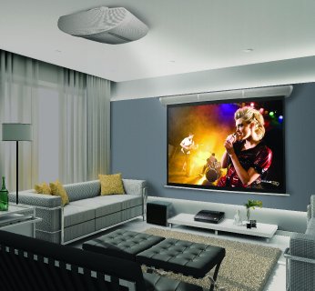 Domowa sala kinowa. Projektor w duecie z rozwijanym ekranem pozwoli zmienić salon w salę kinową