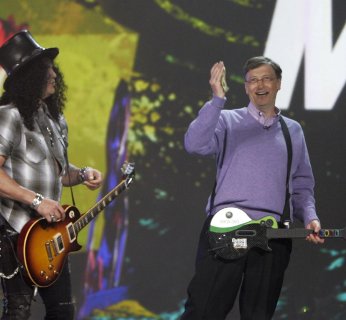 Bill Gates pożegnał się z Micro- softem w koncertowym stylu podczas targów CES 2008. Choć obserwatorzy zauważyli, że Gates mylił się w trakcie zabawy w Guitar Hero – nikt nie zapomni 33 lat porażek i sukcesów, które zmieniły małą firmę z Albuquerque w giganta z Redmond.