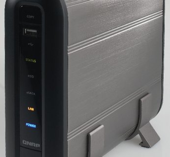 Dysk NAS. Większość dysków NAS oferuje usługę streamingu wideo przez sieć. Przykładowo, model Qnap TS-109 kosztuje ok. 900 zł.