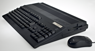 Amiga 500 w pełnej krasie. W standardowej konfiguracji: 7 MHz procesor, 0,5 MB RAM i wielozadaniowy OS uruchamiany z dyskietki!