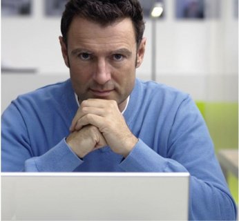 mężczyzna przed komputerem