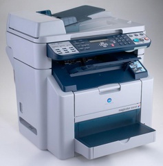 Konica Minolta magicolor 1680MF. Jak się okazuje, przyzwoite urządzenie wielofunkcyjne można kupić za 1000 zł. Nie znajdziemy w nim udogodnień, takich jak karta sieciowa, faks czy ADF. Wydruki kolorowe tworzone są dosyć wolno, zaś monochromatyczne znacznie szybciej. Powstałe wydruki są wysokiej jakości. Nie jest to jednak urządzenie do dużego biura – za to w małym sprawdzi się dobrze.