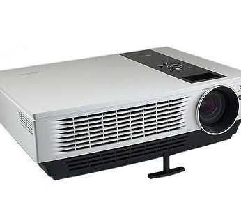 To najtańszy projektor w zestawieniu, który ma jednocześnie najlepszy stosunek możliwości do ceny.