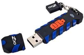 OCZ ATV 16GB OCZUSBATV16G. Nie jest tak wydajny jak Silicon Power – pod tym względem OCZ traci do lidera dużo punktów. Producent postawił na odporność, dlatego obudowa sprzętu została wykonana z gumy. Na USB znajduje się niezbyt wygodna zatyczka, która dobrze chroni port USB. ATV jest odporny na wstrząsy oraz na zalanie wodą.