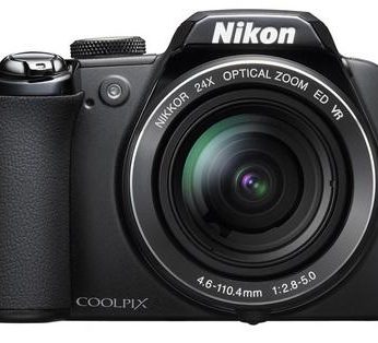 Aparat CoolPix P90 waży około 460 gramów, zaś zasilany jest dedykowaną baterią litowo-jonową