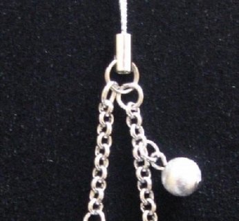 Do każdego telefonu jest dołączona wyjątkowa zawieszka z kryształków Swarovskiego