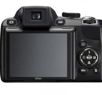 Aparat CoolPix P90 waży około 460 gramów, zaś zasilany jest dedykowaną baterią litowo-jonową