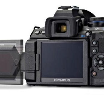 Waga około 450 gramów, czyni nową lustrzankę najlżejszym modelem z wbudowanym stabilizatorem obrazu