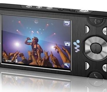 Model W995 posiada wbudowany mini-statyw, dzięki któremu możliwe jest oglądanie filmów bez potrzeby trzymania telefonu w ręku