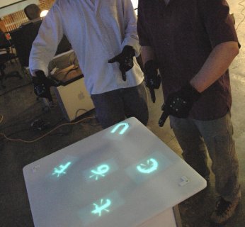 Obiekty z wielkiego wyświetlacza na ścianie można przenieść na podręczny stolik, żeby wygodniej było pracować, kiedy potrzebna jest większa precyzyja – nawet w kilka osób.