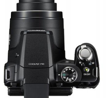 Aparat CoolPix P90 waży około 460 gramów, zaś zasilany jest dedykowaną baterią litowo-jonową