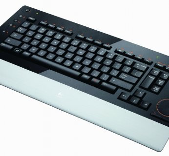 Klawiatura Logitech diNovo Edge, oprócz płaskich, notebookowych klawiszy oferuje też niewielki, okrągły touchpad.