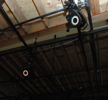 System kamer świecących – podobnie jak w przypadku iBarów – stale wysyła promienie podczerwone, które odbijają się od punktów naniesionych na rękawiczki, dzięki temu komputer wie, w jakiej pozycji znajdują się dłonie.