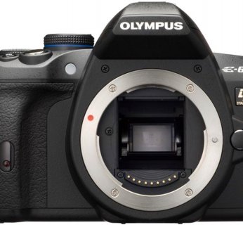 Waga około 450 gramów, czyni nową lustrzankę najlżejszym modelem z wbudowanym stabilizatorem obrazu