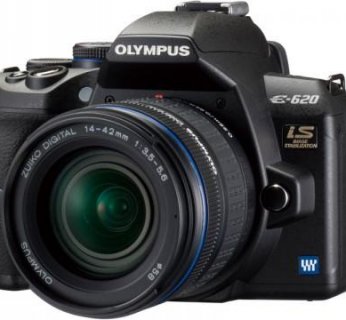 Waga około 450 gramów, czyni nową lustrzankę najlżejszym modelem z wbudowanym stabilizatorem obrazu