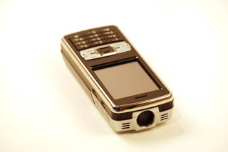 Telefon Logic Bolt jest niewiele większy od innych komórek. Poza projektorem ma takie funkcje jak aparat czy GPS.