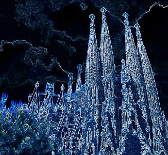 Założona przez Fenicjan, w ciągu swej długiej historii zdobywana przez plemiona Swebów i Wandalów, Wizygotów, Maurów i Franków, teraz raz w roku Barcelona przeżywa najazd miłośników technologii mobilnych z całego świata. Może znajdą oni chwilę, żeby oderwać się od telefonów i popodziwiać choćby słynną Sagrada Familia?