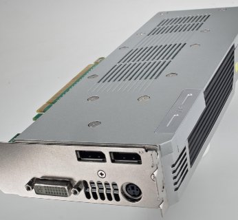 Zrezygnowano z HDMI na rzecz złącza DisplayPort. Nie zabrakło popularnego DVI.