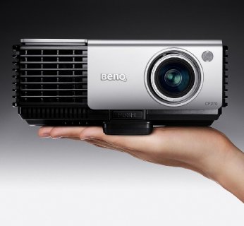 BenQ CP270 oferuje pełny zestaw gniazd PC i wideo, w tym jest kompatybilny z HDTV