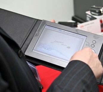 Obydwie ramki mogą pracować przez pół godziny (model 801 przez 50 minut) po odłączeniu zasilania, dzięki wbudowanej baterii