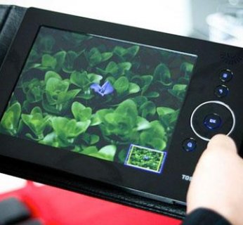 Obydwie ramki mogą pracować przez pół godziny (model 801 przez 50 minut) po odłączeniu zasilania, dzięki wbudowanej baterii