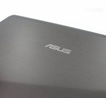 W komputerach z serii N81, N51, N60 i N70 zastosowano nieprzewodzące błony metalizowane próżniowo